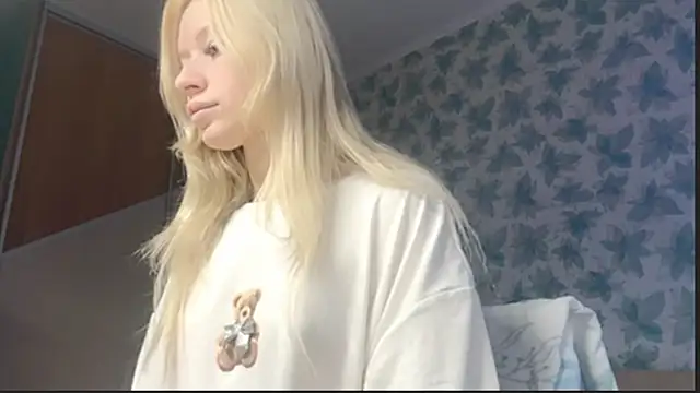 Barbie Blondie online show from 12-22-25, 01:28