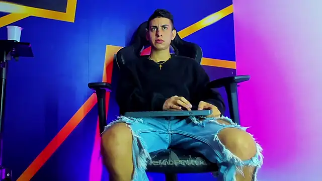 Snapshot of twink_scott_ chatting on 11-30-25, 04:35 twink scott online show from 11-30-25, 04:35