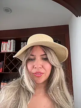 IsaSantoDomingo online show from 11-30-25, 03:24