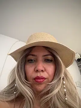 IsaSantoDomingo online show from 12-01-25, 02:40