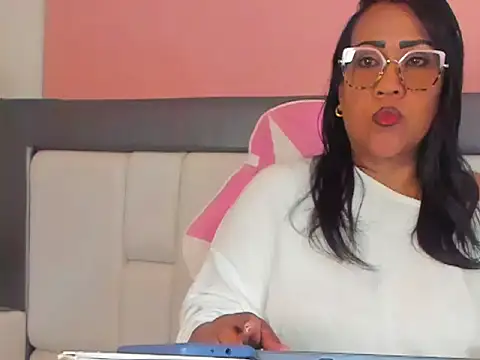 Snapshot of KarolWest_ chatting on 12-15-25, 12:33 KarolWest online show from 12-15-25, 12:33