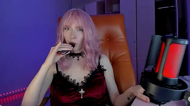 Snapshot of Mistress_Iris chatting on 05-03-26, 04:10 Mistress Iris online show from 05-03-26, 04:10