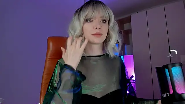 Snapshot of Mistress_Iris chatting on 06-10-26, 08:10 Mistress Iris online show from 06-10-26, 08:10
