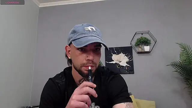 Snapshot of KaneHunter chatting on 05-17-26, 12:32 KaneHunter online show from 05-17-26, 12:32