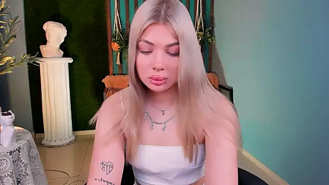 Snapshot of HyileyClark chatting on 02-03-26, 09:14 HyileyClark online show from 02-03-26, 09:14