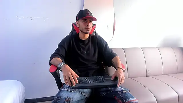 Snapshot of MatthewCullen chatting on 12-19-25, 05:48 MatthewCullen online show from 12-19-25, 05:48