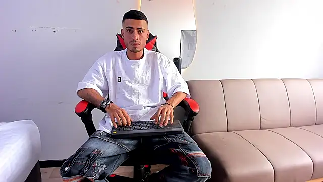 Snapshot of MatthewCullen chatting on 12-22-25, 04:07 MatthewCullen online show from 12-22-25, 04:07