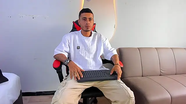 Snapshot of MatthewCullen chatting on 12-17-25, 06:13 MatthewCullen online show from 12-17-25, 06:13