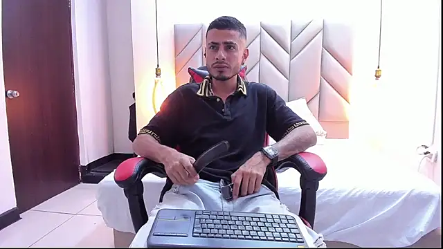 Snapshot of MatthewCullen chatting on 01-08-26, 10:16 MatthewCullen online show from 01-08-26, 10:16