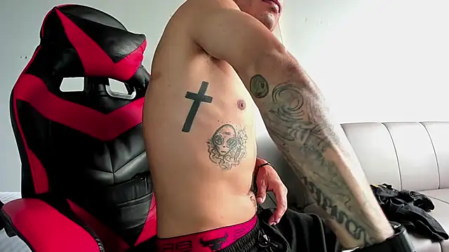 Snapshot of MatthewCullen chatting on 12-05-25, 07:34 MatthewCullen online show from 12-05-25, 07:34