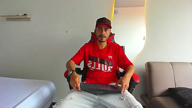 Snapshot of MatthewCullen chatting on 01-06-26, 06:01 MatthewCullen online show from 01-06-26, 06:01