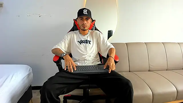 Snapshot of MatthewCullen chatting on 12-20-25, 07:28 MatthewCullen online show from 12-20-25, 07:28