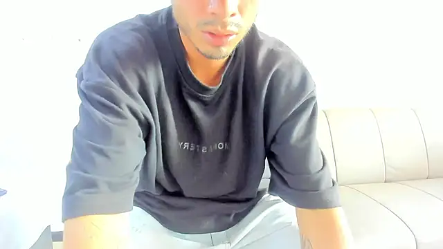 Snapshot of MatthewCullen chatting on 12-21-25, 07:26 MatthewCullen online show from 12-21-25, 07:26