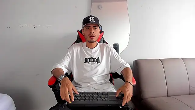 Snapshot of MatthewCullen chatting on 12-18-25, 05:28 MatthewCullen online show from 12-18-25, 05:28