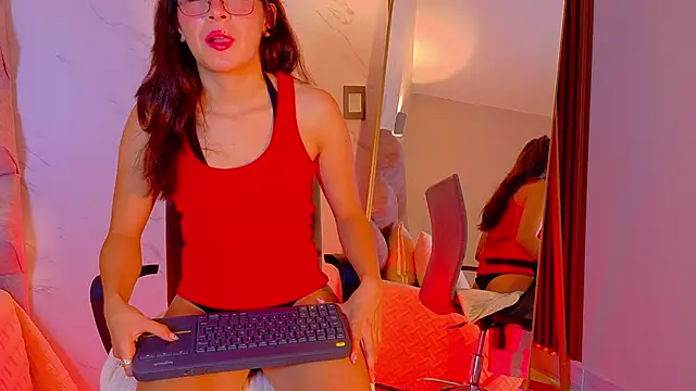 Snapshot of Mia_Cullen chatting on 12-18-25, 12:31 Mia Cullen online show from 12-18-25, 12:31