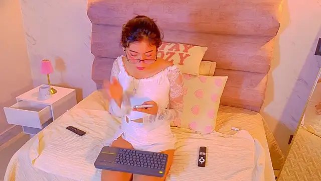 Snapshot of Mia_Cullen chatting on 12-17-25, 11:59 Mia Cullen online show from 12-17-25, 11:59