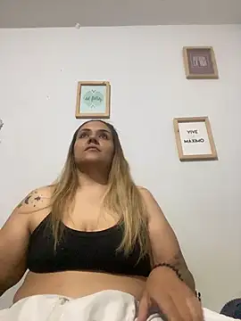 Snapshot of LoreinnFox chatting on 04-25-26, 04:04 LoreinnFox online show from 04-25-26, 04:04