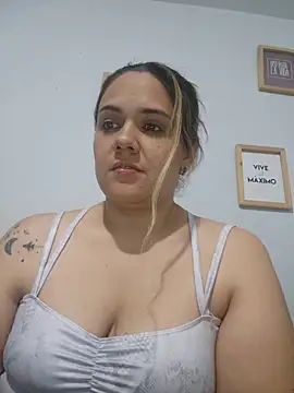 Snapshot of LoreinnFox chatting on 04-28-26, 04:06 LoreinnFox online show from 04-28-26, 04:06