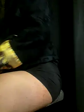 Snapshot of mcylzsd chatting on 11-27-25, 01:17 mcylzsd online show from 11-27-25, 01:17