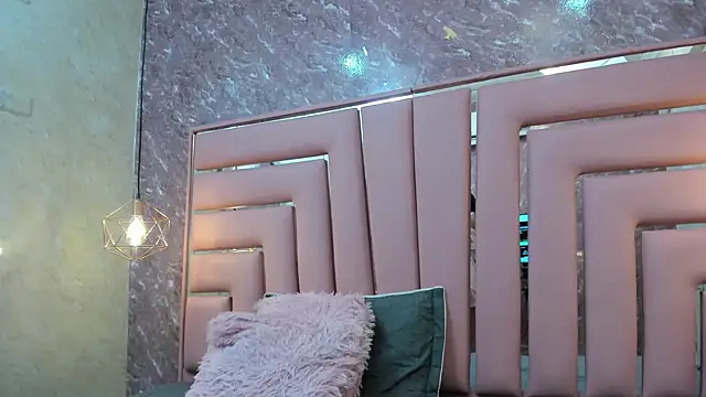 HOTTIE MIA  online show from 12-19-25, 07:27