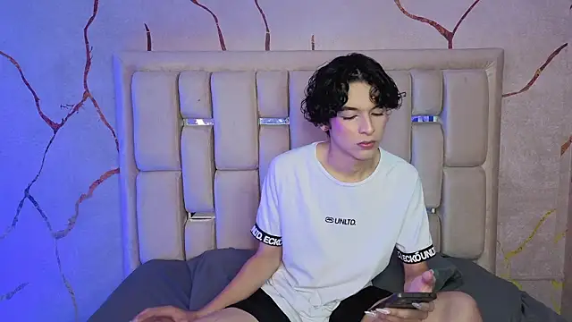 SthepanodiMonaco online show from 03-25-26, 03:39