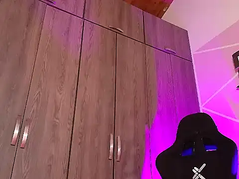 Snapshot of Doll_Dollys_ chatting on 12-14-25, 03:35 Doll Dollys online show from 12-14-25, 03:35