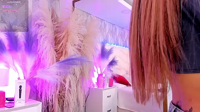 Lizzi Hotman  online show from 03-25-26, 08:30