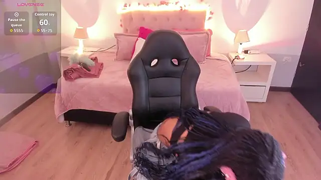 Snapshot of Samantha_spike2 chatting on 02-18-26, 07:32 Samantha spike2 online show from 02-18-26, 07:32