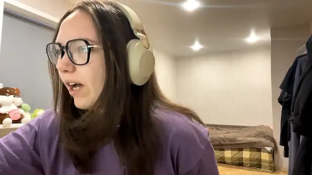 KerriMcbreen online show from 12-19-25, 02:37