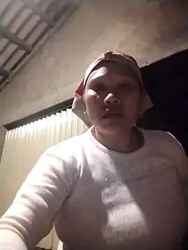 Snapshot of LeoPet2x chatting on 12-22-25, 11:32 LeoPet2x online show from 12-22-25, 11:32