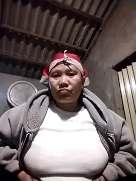 Snapshot of LeoPet2x chatting on 12-13-25, 08:15 LeoPet2x online show from 12-13-25, 08:15