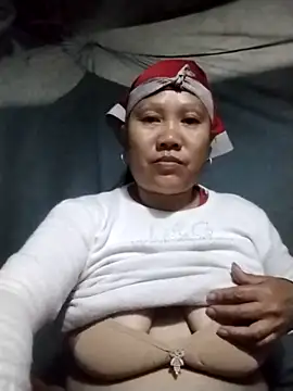 Snapshot of LeoPet2x chatting on 12-20-25, 11:18 LeoPet2x online show from 12-20-25, 11:18