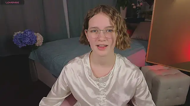 Snapshot of Mia_Mooore chatting on 02-13-26, 02:17 Mia Mooore online show from 02-13-26, 02:17