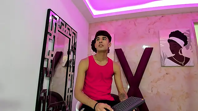 Snapshot of BIG_COCKS chatting on 01-08-26, 01:44 BIG COCKS online show from 01-08-26, 01:44