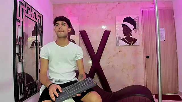 Snapshot of BIG_COCKS chatting on 01-11-26, 01:23 BIG COCKS online show from 01-11-26, 01:23