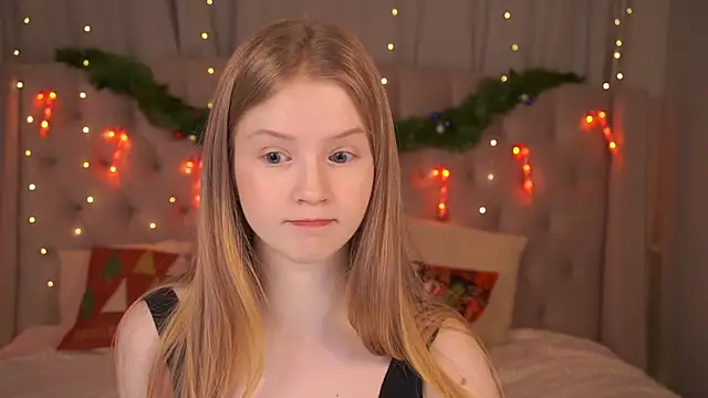 Snapshot of LilianHoward chatting on 12-21-25, 12:18 LilianHoward online show from 12-21-25, 12:18