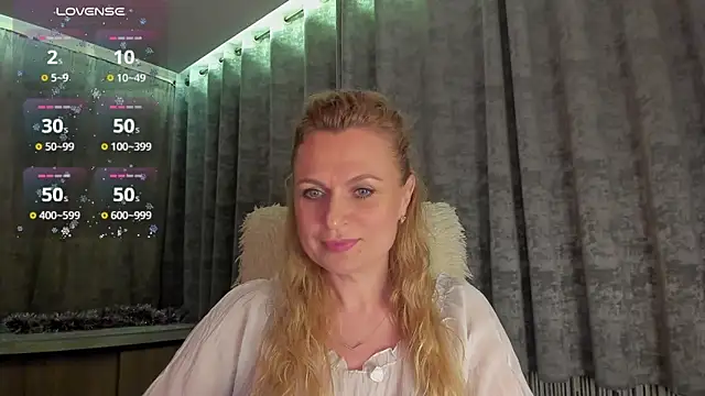 Snapshot of LanaLight_x chatting on 06-06-26, 09:20 LanaLight x online show from 06-06-26, 09:20