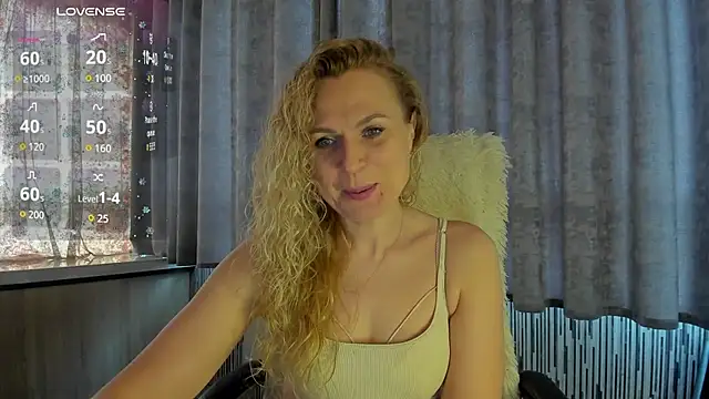 Snapshot of LanaLight_x chatting on 05-28-26, 03:18 LanaLight x online show from 05-28-26, 03:18