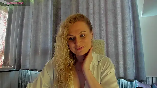 Snapshot of LanaLight_x chatting on 05-20-26, 12:35 LanaLight x online show from 05-20-26, 12:35