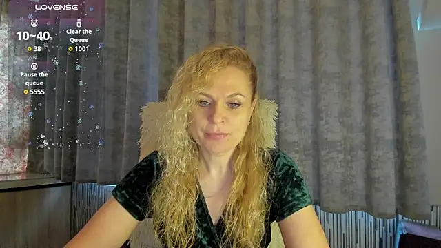 Snapshot of LanaLight_x chatting on 05-21-26, 02:53 LanaLight x online show from 05-21-26, 02:53