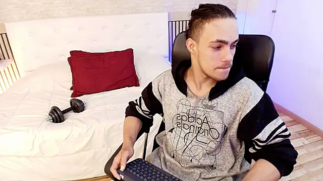 Snapshot of PatrickS25 chatting on 12-16-25, 03:44 PatrickS25 online show from 12-16-25, 03:44