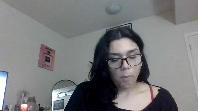 Snapshot of lunabellaX0 chatting on 12-05-25, 12:43 lunabellaX0 online show from 12-05-25, 12:43
