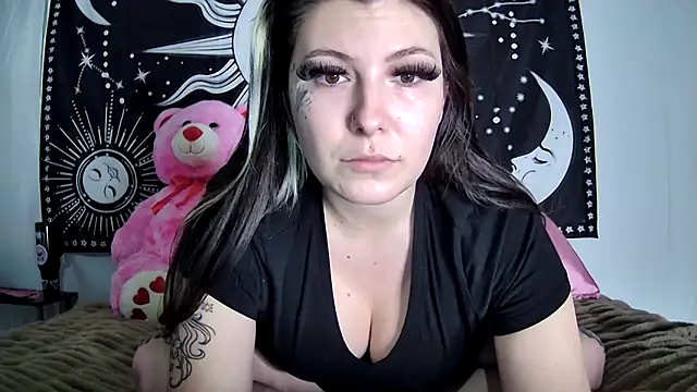 Snapshot of Maexoxo chatting on 02-19-26, 05:04 Maexoxo online show from 02-19-26, 05:04