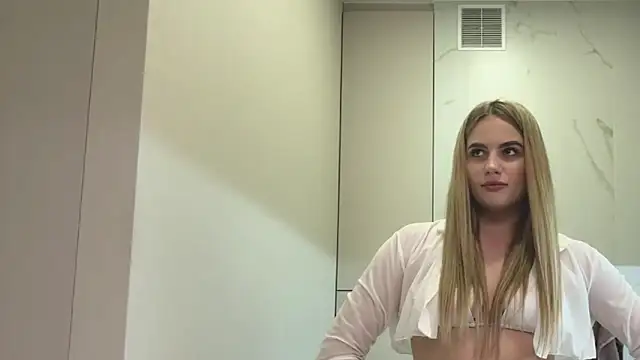 Snapshot of ShirlStyer chatting on 12-16-25, 01:04 ShirlStyer online show from 12-16-25, 01:04