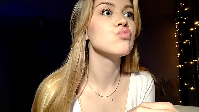 LunaPeony online show from 03-12-26, 06:34