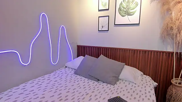 Snapshot of MIAROGGERSS chatting on 02-21-26, 04:03 MIAROGGERSS online show from 02-21-26, 04:03