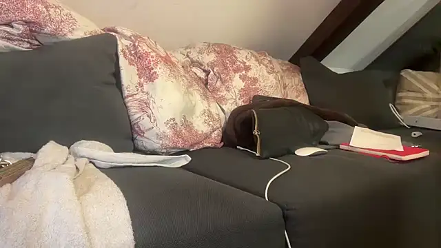 Snapshot of CBT-Sounding chatting on 12-15-25, 04:57 CBT-Sounding online show from 12-15-25, 04:57