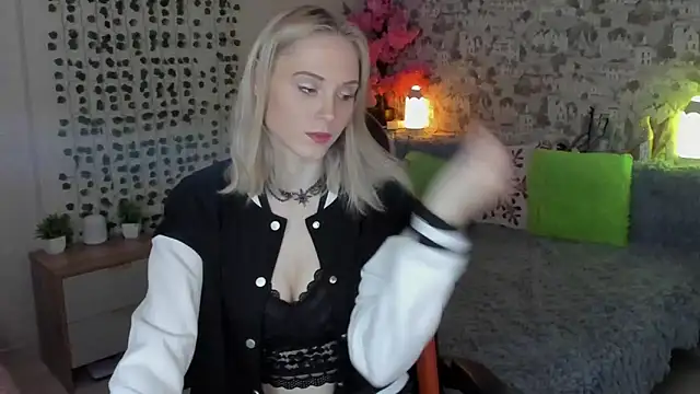 Snapshot of Gina_Gina_love chatting on 05-08-26, 12:47 Gina Gina love online show from 05-08-26, 12:47