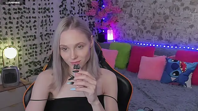 Snapshot of Gina_Gina_love chatting on 06-01-26, 01:06 Gina Gina love online show from 06-01-26, 01:06