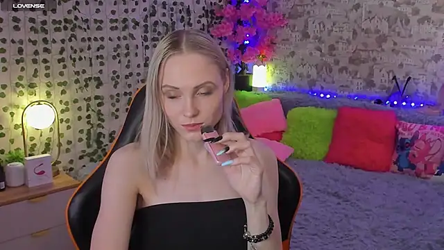 Snapshot of Gina_Gina_love chatting on 05-21-26, 01:25 Gina Gina love online show from 05-21-26, 01:25